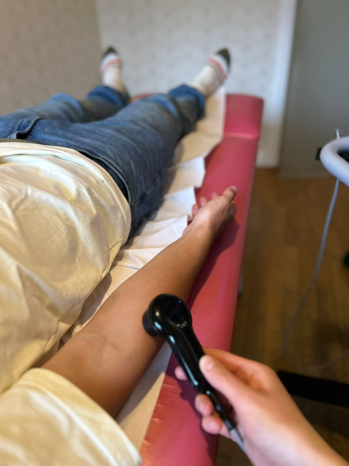 Skanowanie napiętych tkanek przy łokciu tenisisty podczas terapii ENF w ReActive Kraków