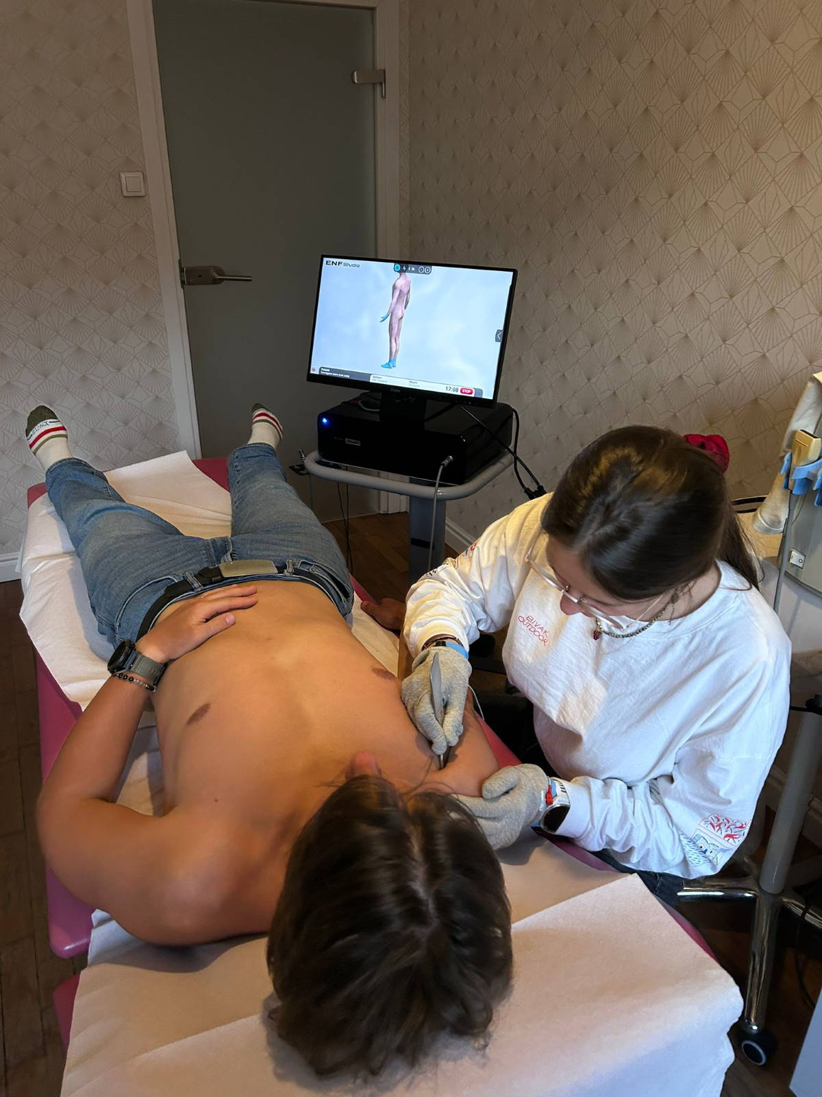 Terapia manualna ENF z użyciem przewodzących rękawiczek i narzędzi ze stali chirurgicznej w ReActive Kraków